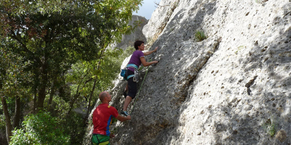 Kletterkurse vermittelt dir im Outdoorkurs das klettern am Fels.