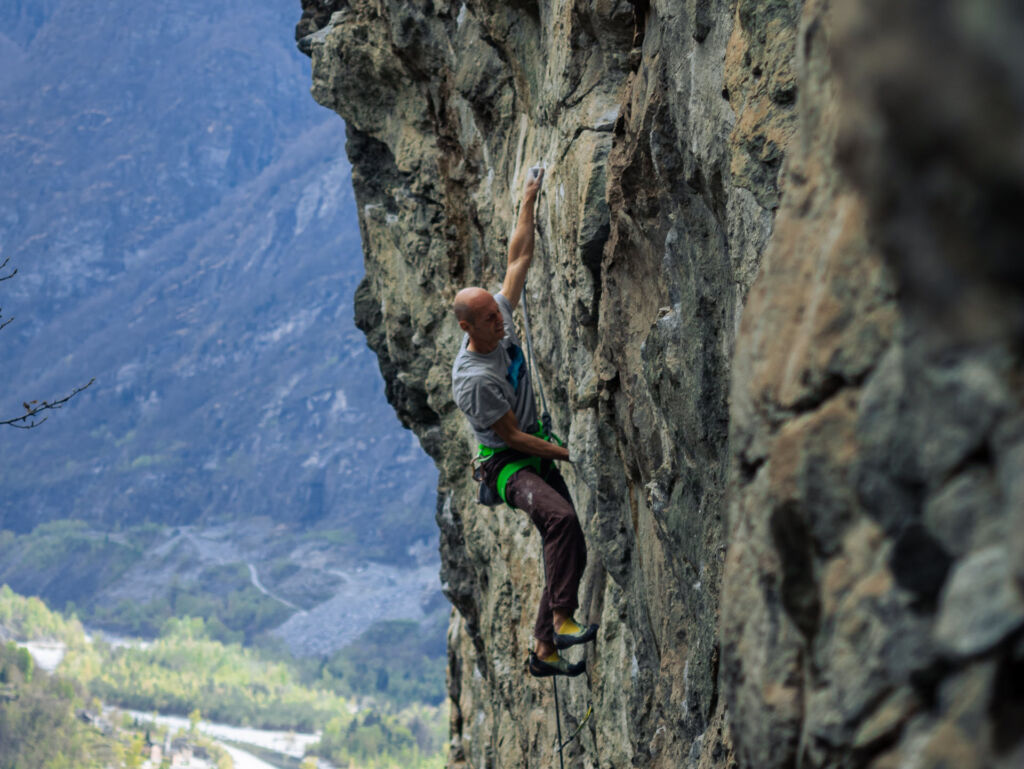 Wir werden zusammen Schritt für Schritt erlernen und vertiefen. Es werden grundlegende Klettertechniken behandelt, die schlussendlich zum Erfolg führen. Wer Übungen fürs Klettertraining regelmäßig wechselt, wird auf lange Sicht besser klettern können. In meinen Kletterkursen zeige ich dir die besten Übungen fürs Klettern.